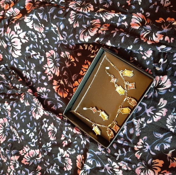 Beautiful gv9 Necklace and Earrings - Picture 2 of 3